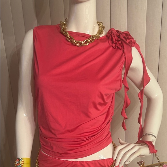 Chic Pink Ruched 2pcs skirt suit with Gold Chain Accents - Picture 4 of 6